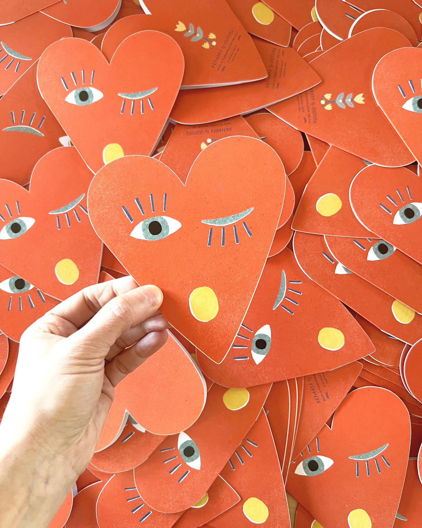 Isatopia - Heart Blink - Die Cut Card