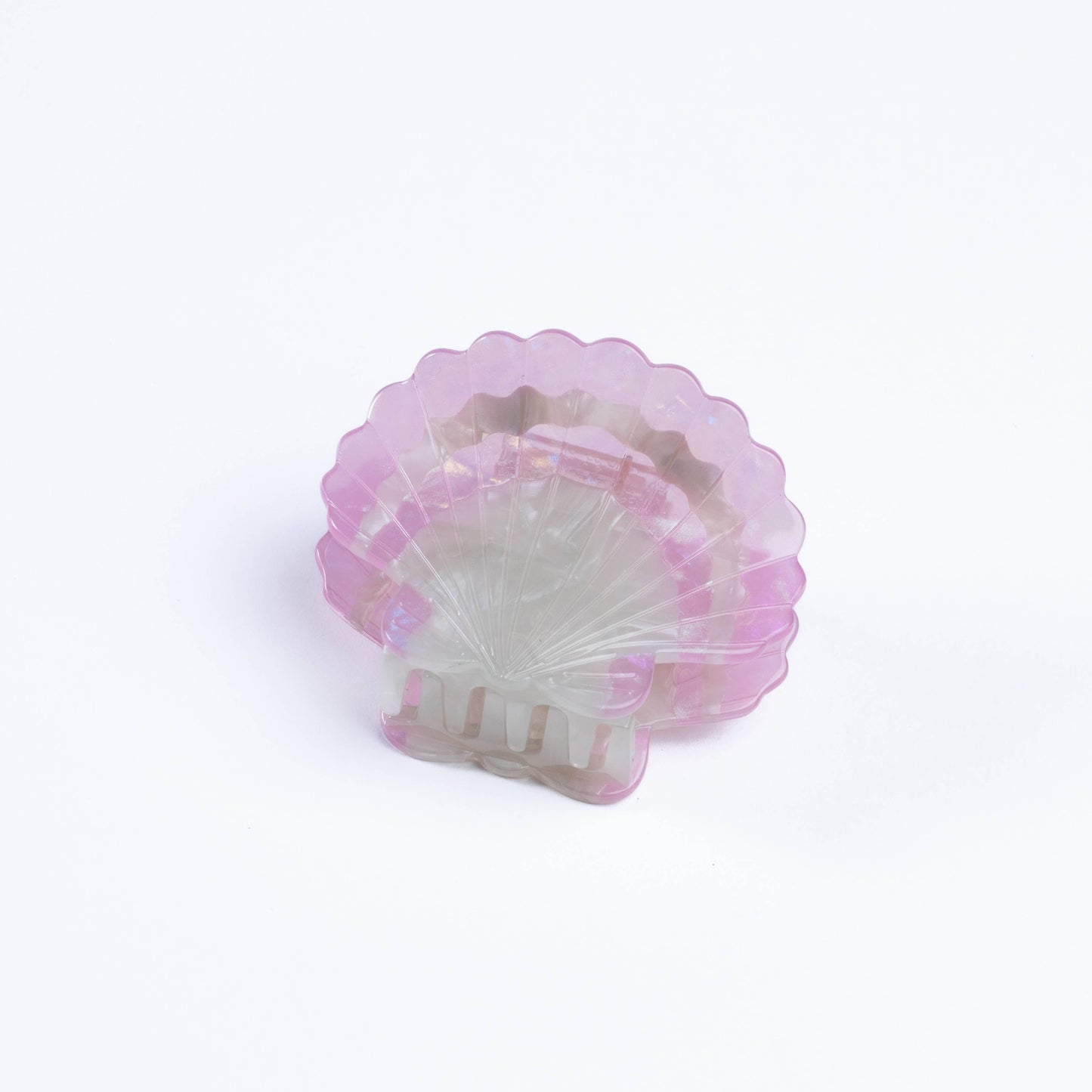 Pink and white shell-shaped hair claw on a light purple background