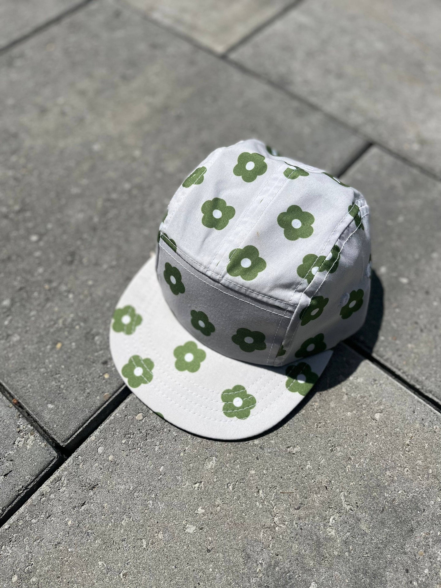 five panel hat - green daisy